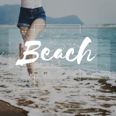 Deniz suyu bacaklarda kadın