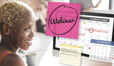 işkadını üstünde bilgisayar webinar ile çalışma