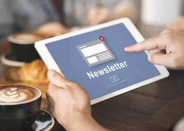 kafede dijital tablet ile kişi