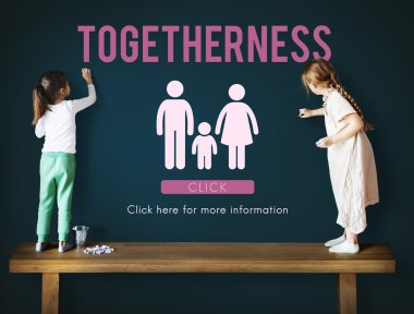 küçük kızlar yazı tahtası üzerinde çizim 