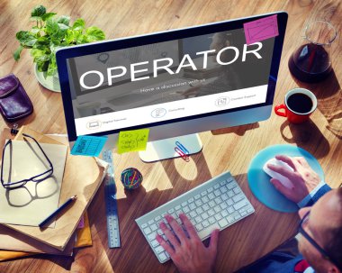 Bilgisayar kullanan adam 