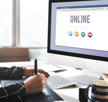 bilgisayar Office ile çalışan kişi