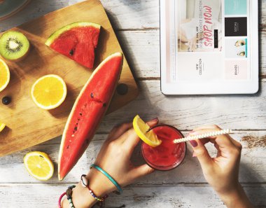 Dijital tablet tutan kadın