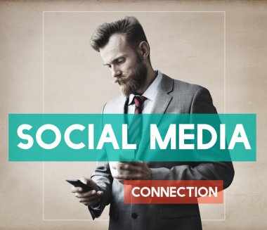 işadamı tipik haber üstünde hareket eden telefon