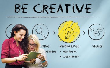 Kız dijital tablet ekranda arıyor