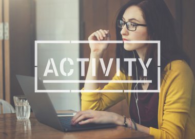 Bilgisayarı ve telefonu olan kadın.