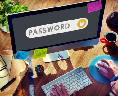 Bilgisayar kullanan adam 