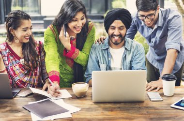 Açık havada okuyan Hintli öğrenciler