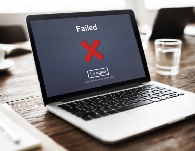 Ofis Masası üstünde laptop