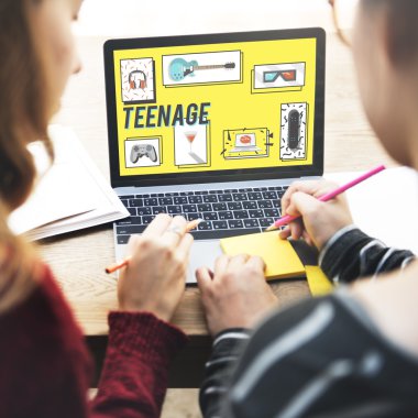 laptop ile çalışan kızlar