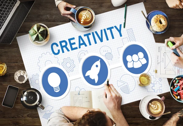 Mesa com cartaz com conceito de Criatividade — Fotografia de Stock