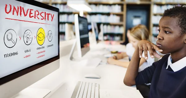 Kinderen studeren met computer — Stockfoto