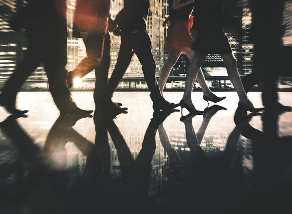 Gente de negocios caminando por la ciudad — Foto de Stock