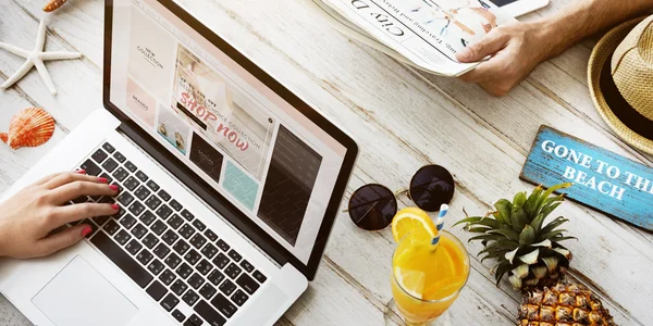 Vrouw met laptop — Stockfoto