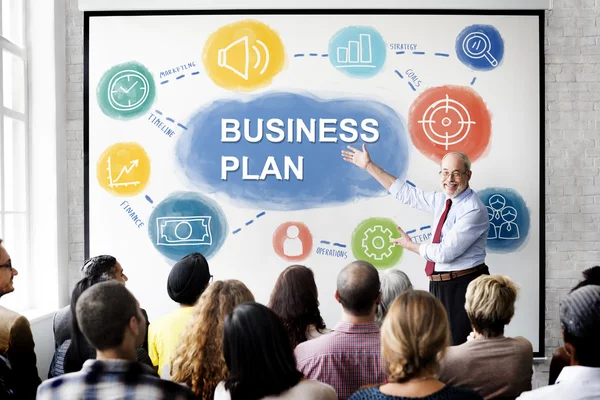 Pessoas no seminário com plano de negócios — Fotografia de Stock