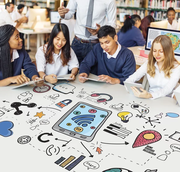 Profesor con grupo de estudiantes — Foto de Stock