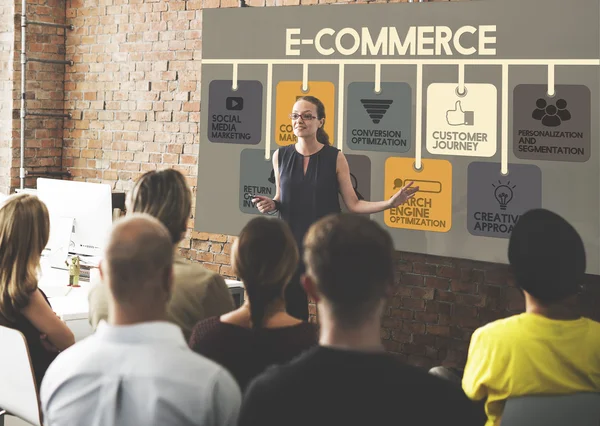 Mensen op conferentie met E-Commerce — Stockfoto