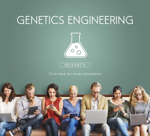 Az emberek ülnek, az eszközökkel és genetikai mérnöki — Stock Fotó