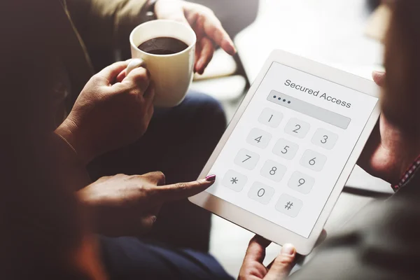 Personer som använder digital tablet — Stockfoto