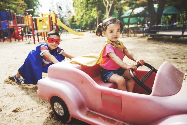 Kinderen die buiten spelen — Stockfoto