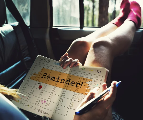 Femme avec journal intime en voiture — Photo