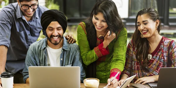 Indiska studenter studerar utomhus — Stockfoto