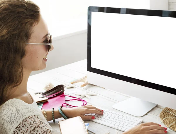 Dame arbeitet im Büro mit Computer — Stockfoto