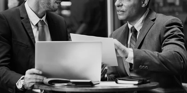 Empresarios en reunión tienen discusión —  Fotos de Stock