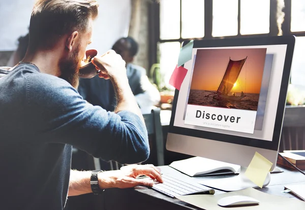 Man drinking coffee and working — Stock Photo, Image