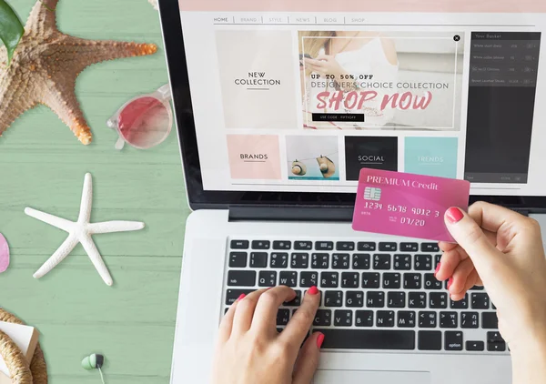 Vrouw met laptop — Stockfoto