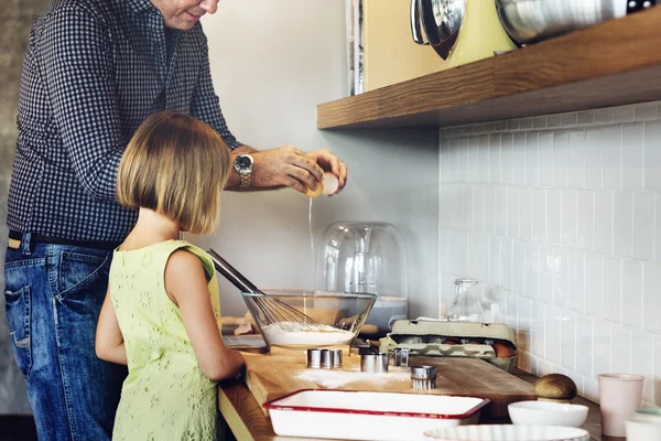 Far och dotter bakning — Stockfoto