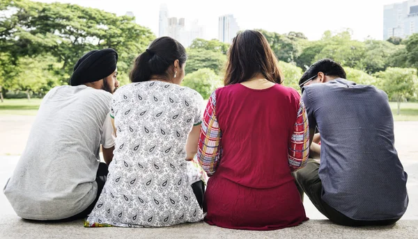 Amigos indios sentados juntos — Foto de Stock