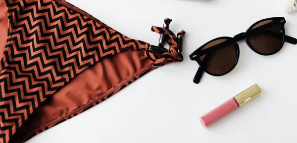 Bikini a sluneční brýle s rtěnkou — Stock fotografie