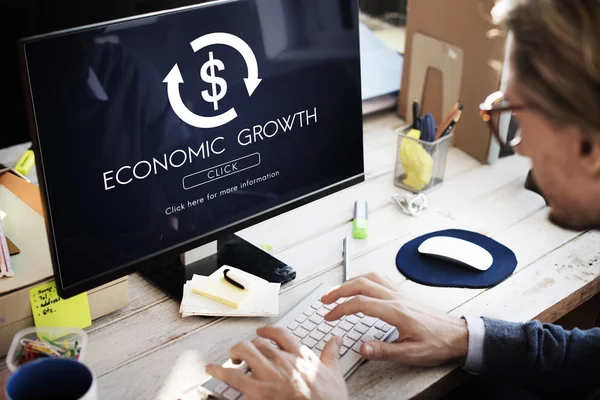 Geschäftsmann nutzt Computer mit Wirtschaftswachstum — Stockfoto
