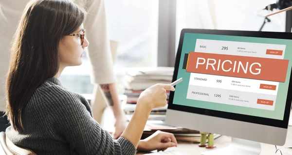 Mulher mostrando no monitor com preços — Fotografia de Stock