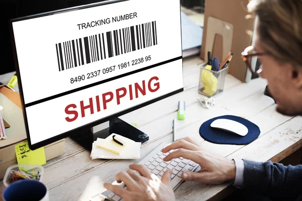 Hombre de negocios que trabaja en la computadora con Shipping —  Fotos de Stock