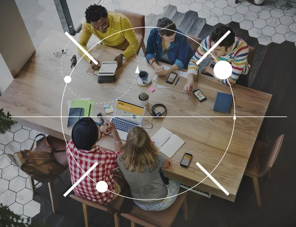 Gruppe unterschiedlicher Menschen, die zusammenarbeiten — Stockfoto