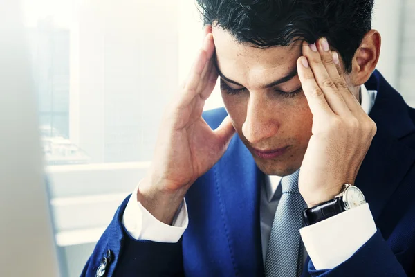 Stressad affärsman på jobbet — Stockfoto