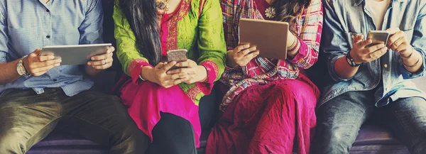 Pueblos indios con dispositivos digitales — Foto de Stock