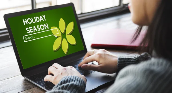 Frau mit Laptop im Café — Stockfoto