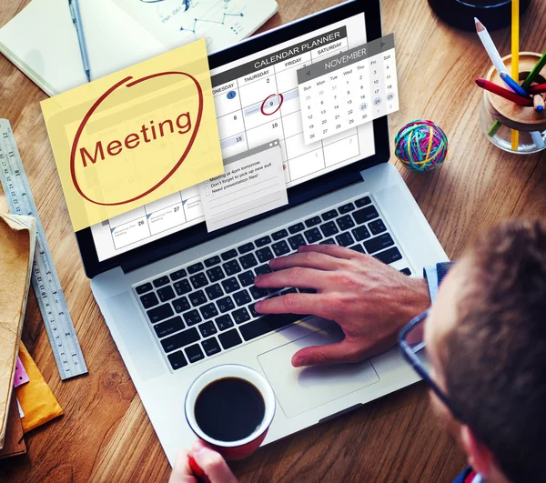 Man met laptop — Stockfoto