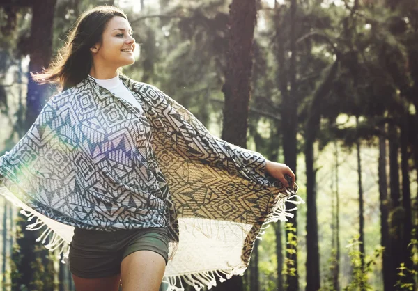 Mulher feliz na floresta — Fotografia de Stock