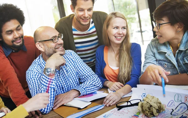 Gemeinsam Brainstorming betreiben — Stockfoto