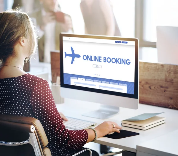 Zakenvrouw werken op de computer met Online Booking — Stockfoto