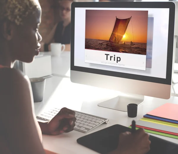 Mujer de negocios que trabaja en la computadora con viaje — Foto de Stock