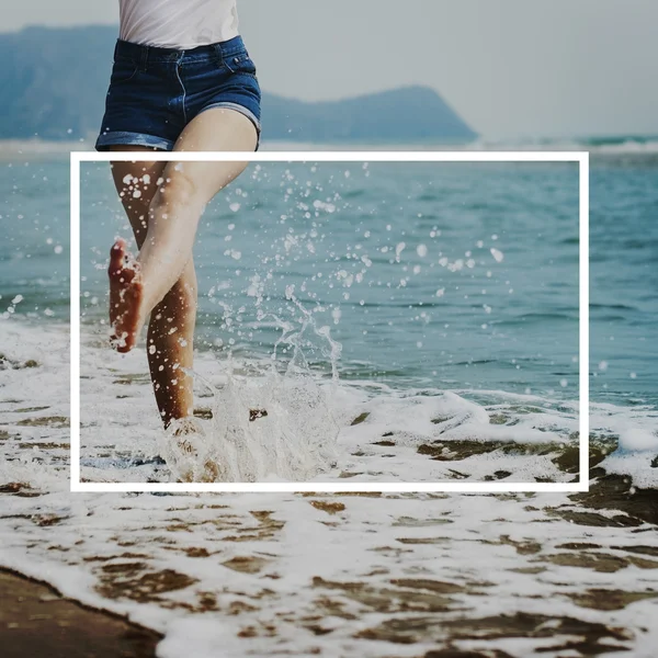 De benen van de vrouw in het zeewater — Stockfoto