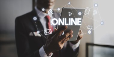 Dijital tabletli adam