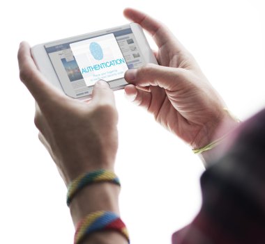 akıllı telefon elinde tutan adam