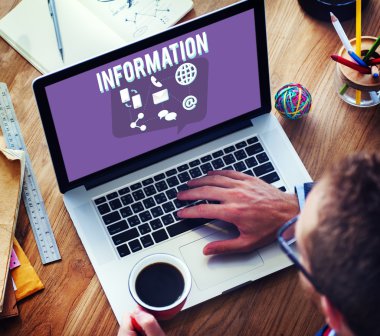 dizüstü bilgisayar kullanan adam