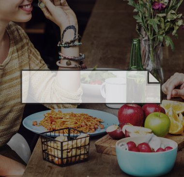 Çift birlikte yemek